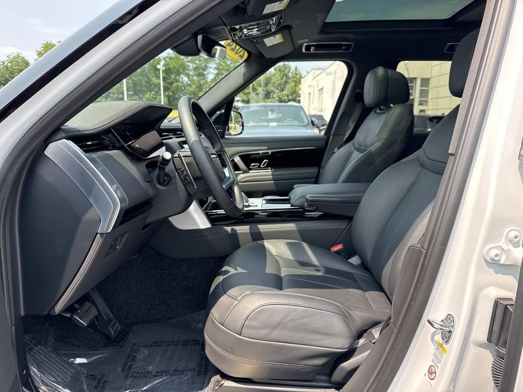 Used 2024 White Land Rover SE image 23