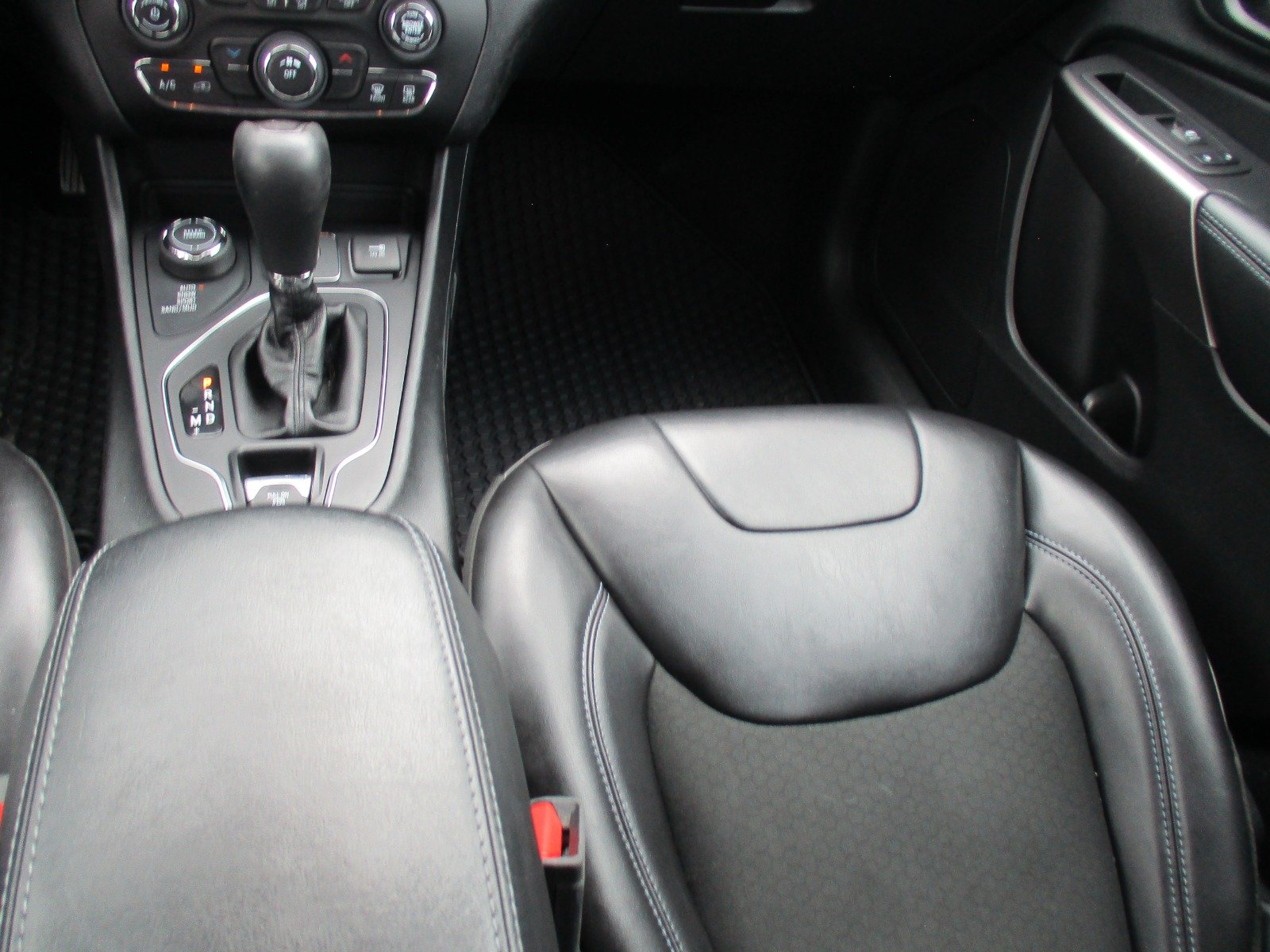 Used 2020 RED Jeep Latitude Plus image 20