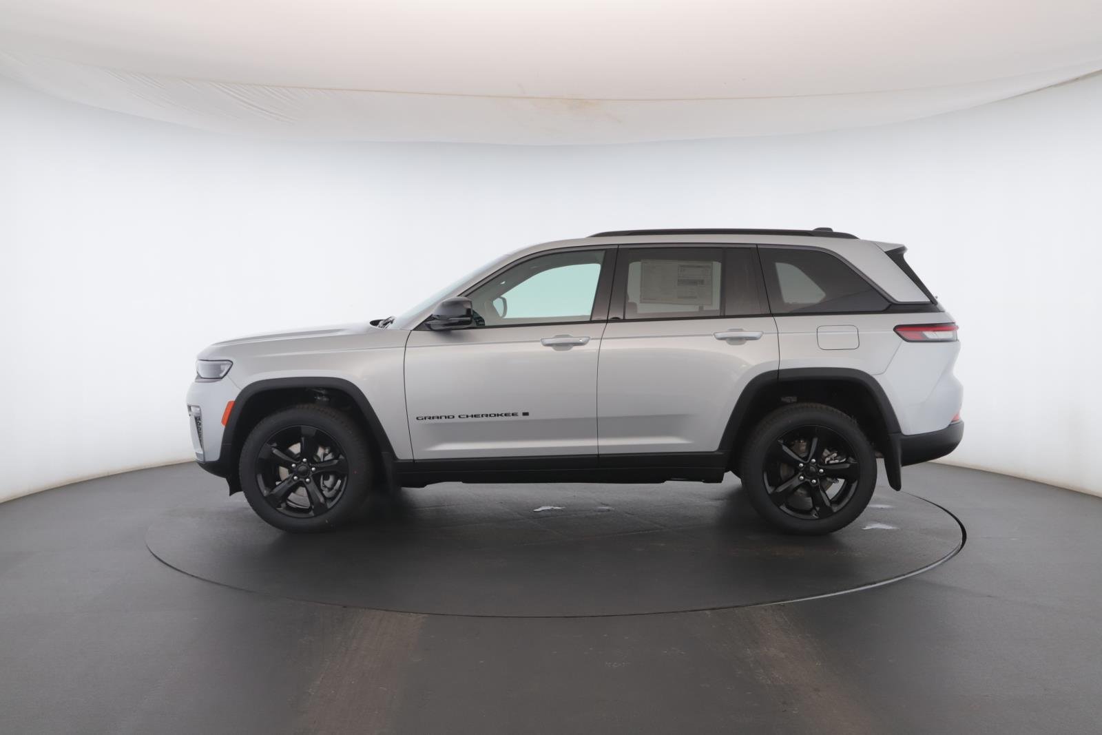 New 2026 Silver Zynith Exterior Paint Jeep Limited image 16