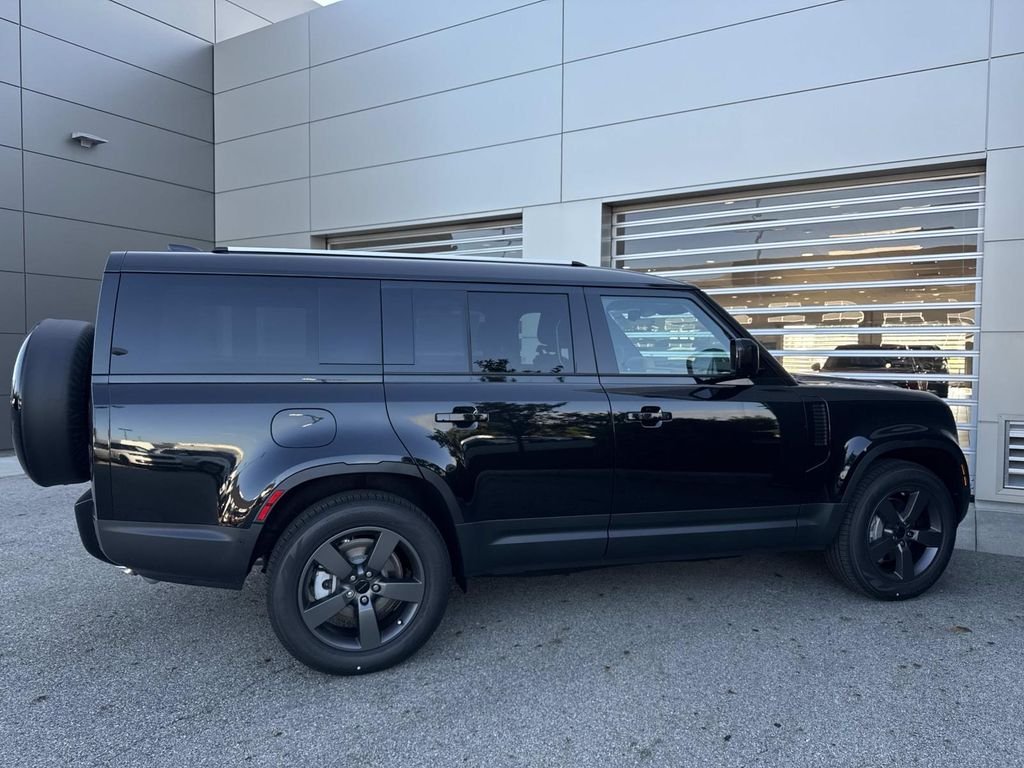New 2026 Santorini Black Land Rover S image 7