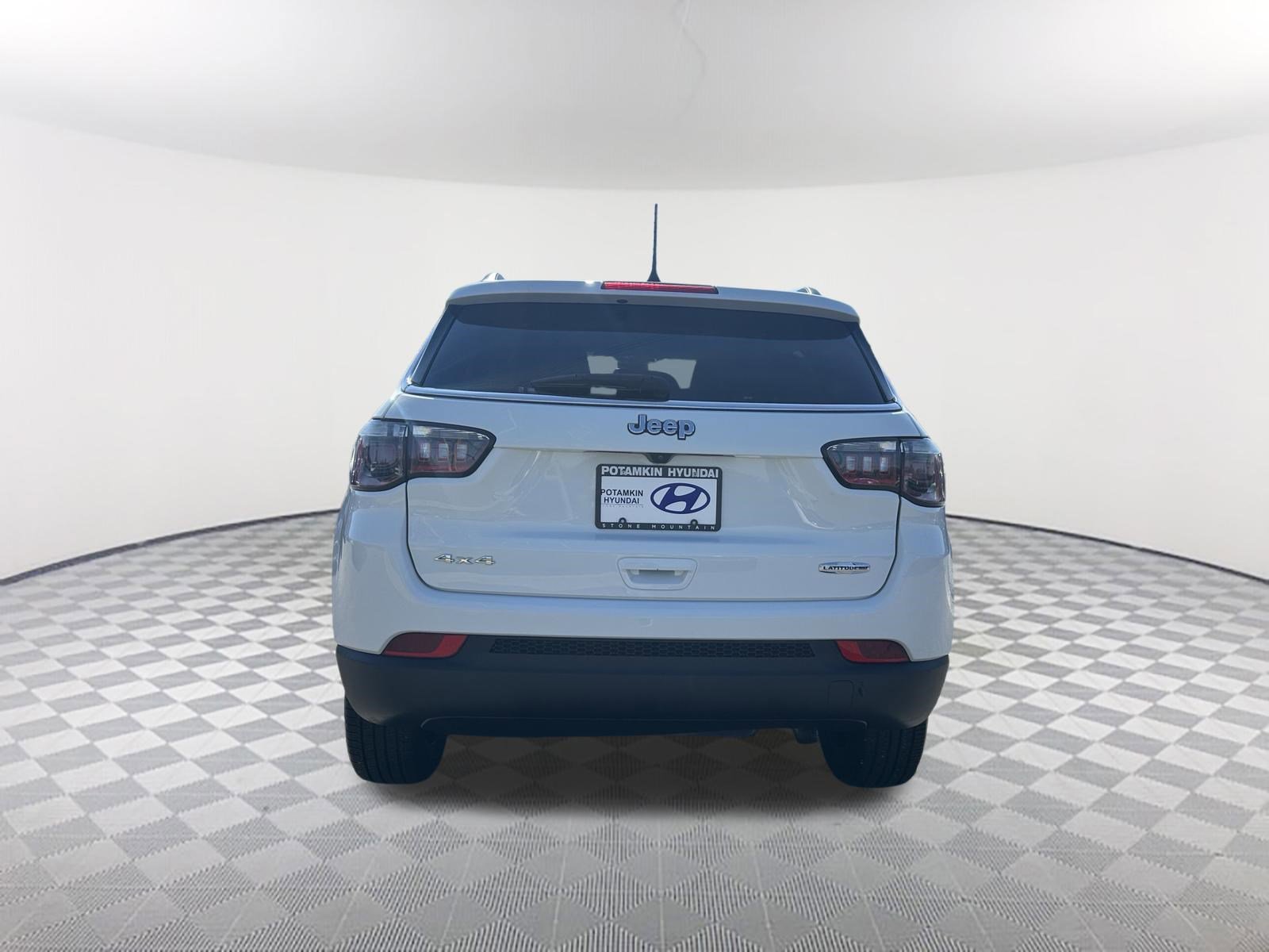 Used 2022 Bright White Clearcoat Jeep Latitude Lux image 6