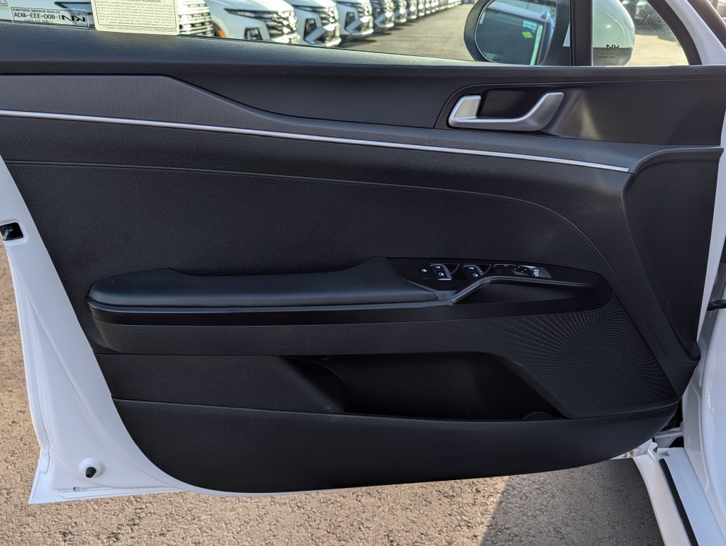 2022 Kia K5 LX - Photo 14