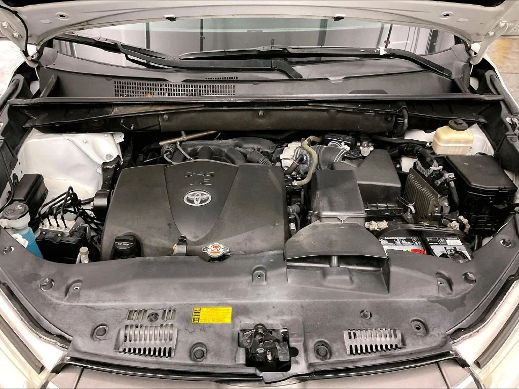 Certified Used 2018 White Toyota XLE image 14