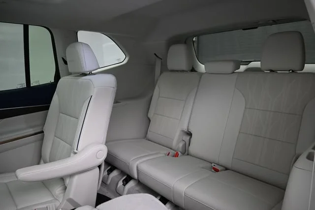 Used 2025 White Frost Tricoat Buick Avenir image 22