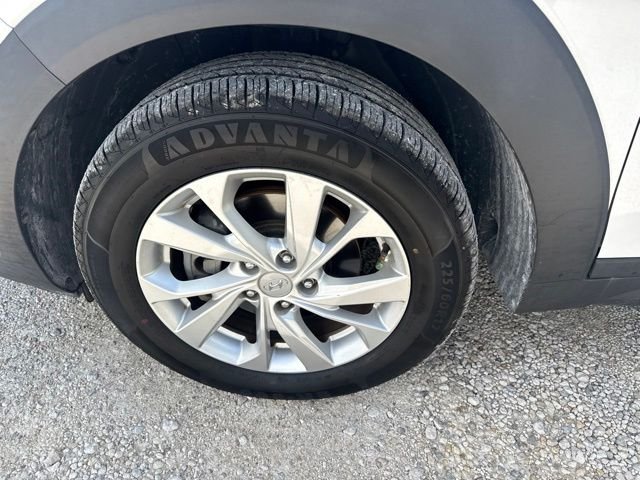 Used 2021 White Hyundai SE image 11