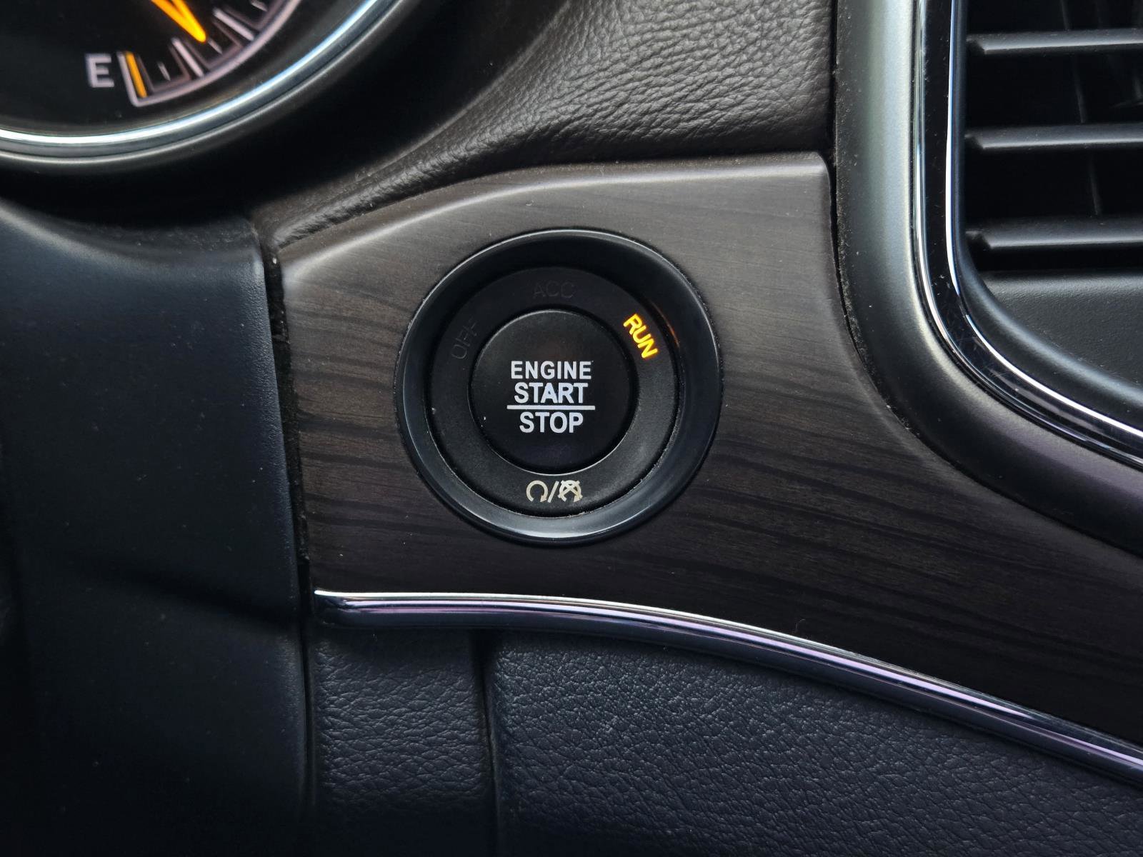 Used 2017 Ivory 3-Coat Jeep Overland image 19