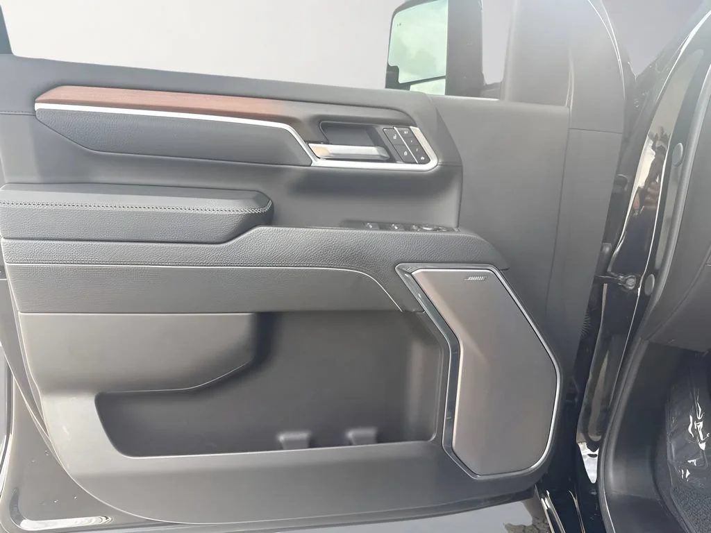 Used 2025 Onyx Black GMC Denali image 29
