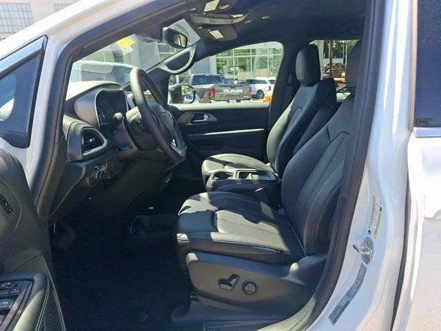 New 2027 Bright White Clear-Coat Exterior Paint Chrysler Select image 5