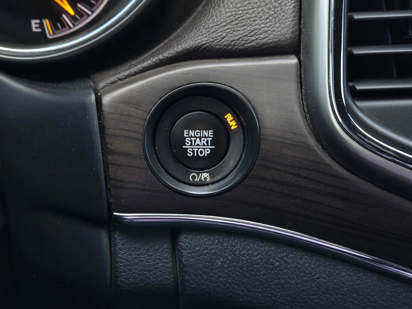 Used 2017 Ivory 3-Coat Jeep Overland image 19