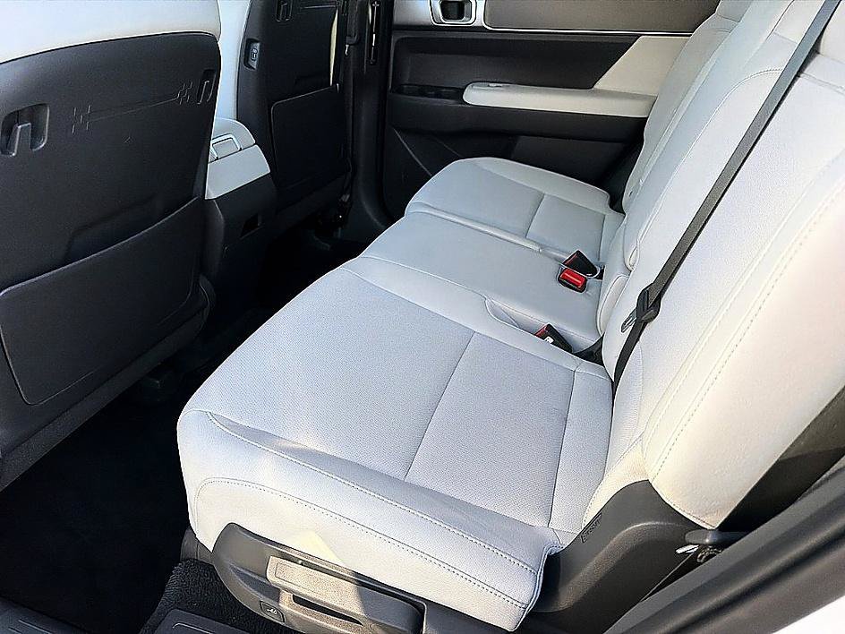 Used 2025 Serenity White Hyundai SE image 9
