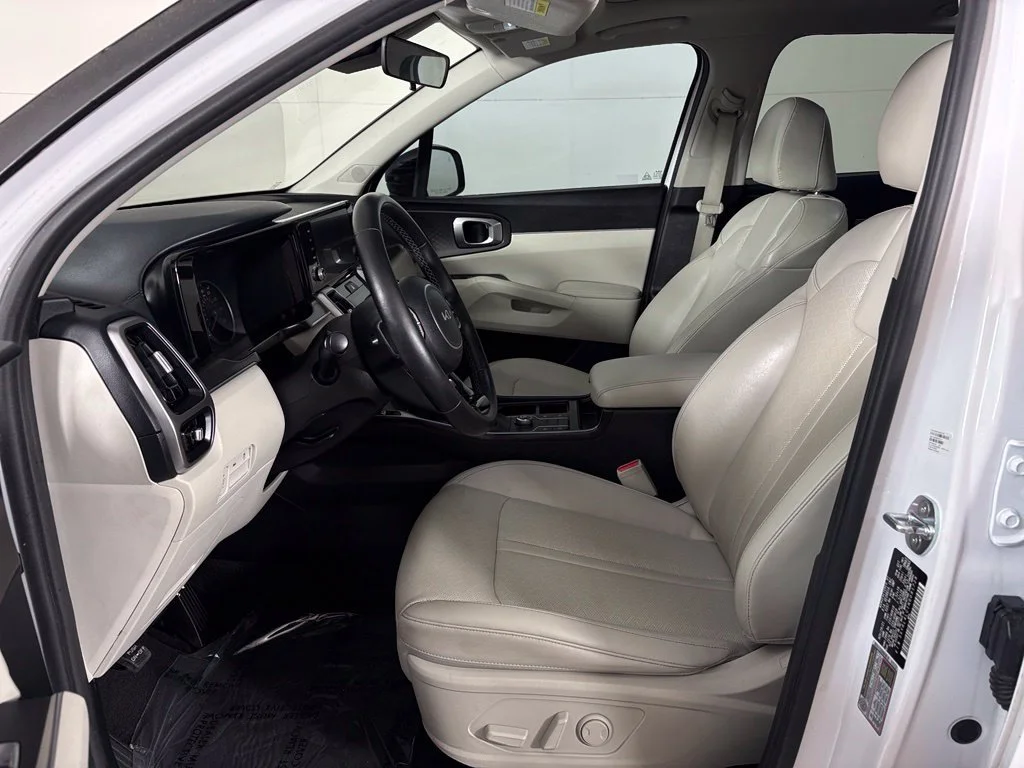 Used 2022 White Kia S image 16