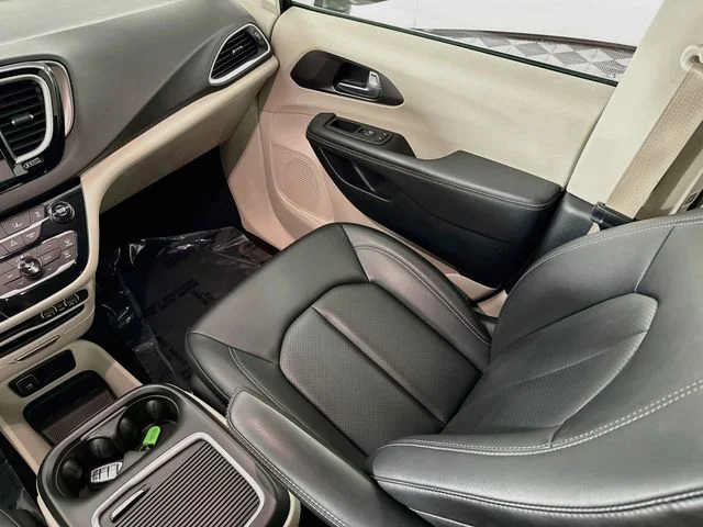 Used 2024 Black Chrysler Touring L image 21