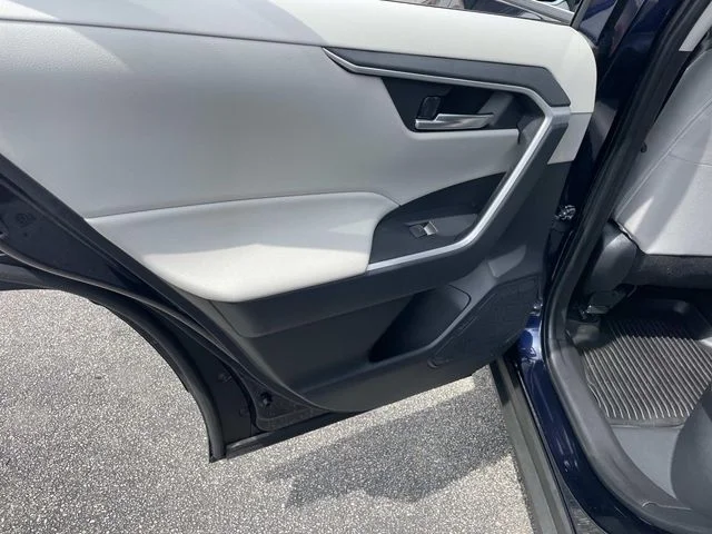 Certified Used 2025  Toyota XLE image 21