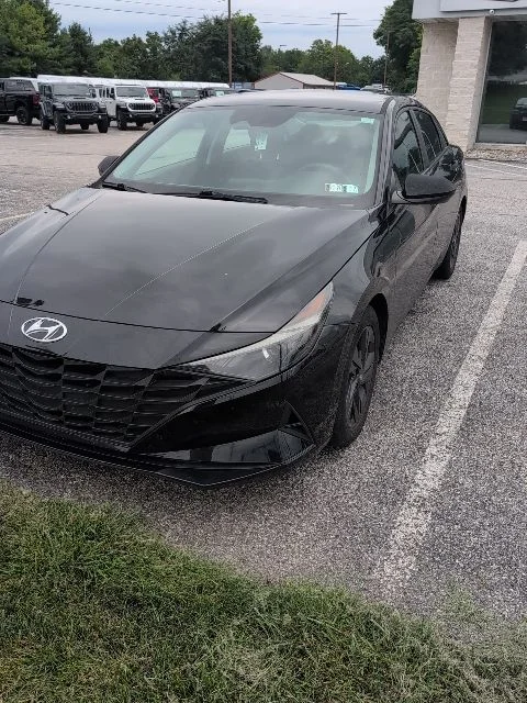 Used 2022 Black Hyundai SEL image 1