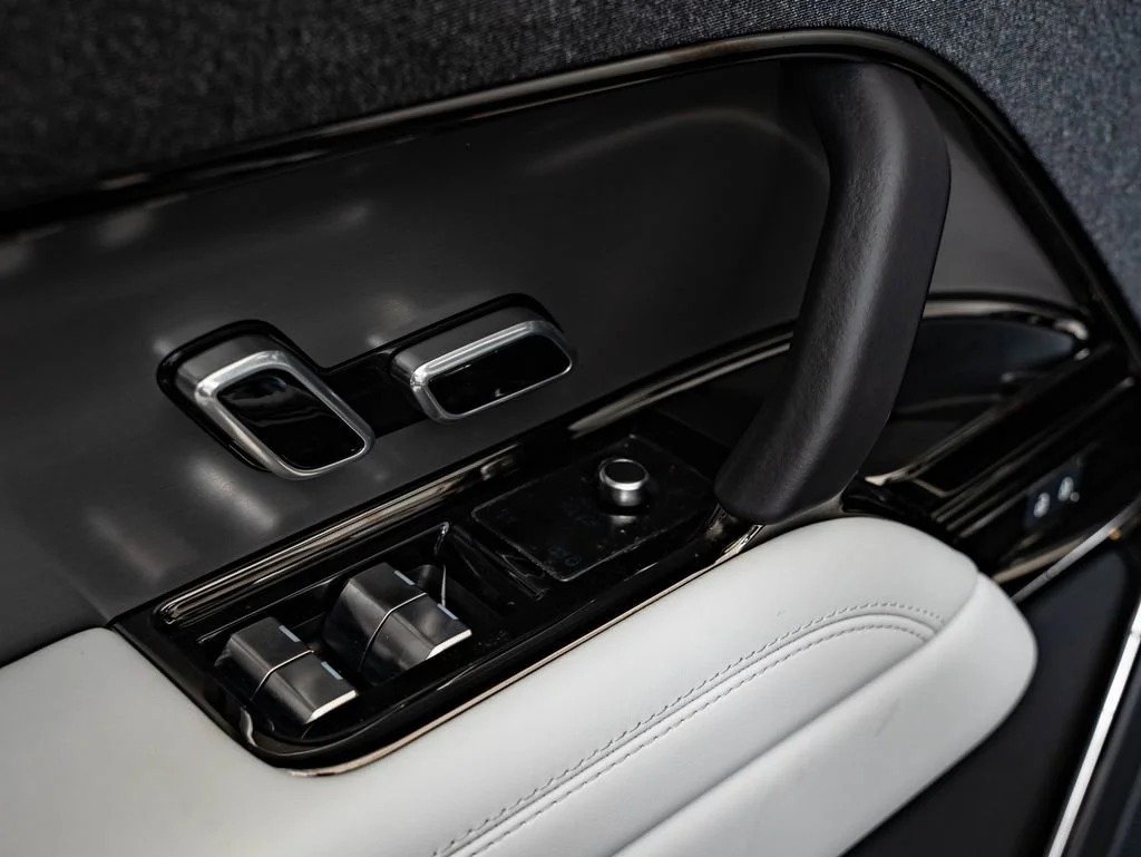 New 2026 Carpathian Grey Land Rover SE image 27