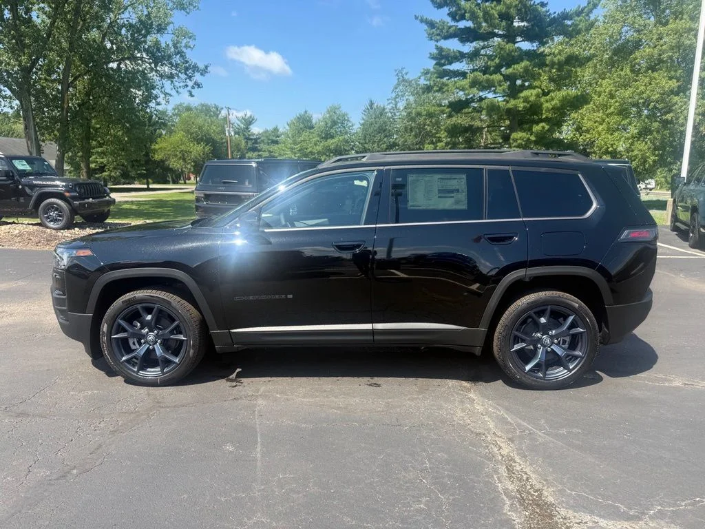 New 2026 Diamond Black Crystal Pearl-Coat Exterior Paint Jeep  image 7