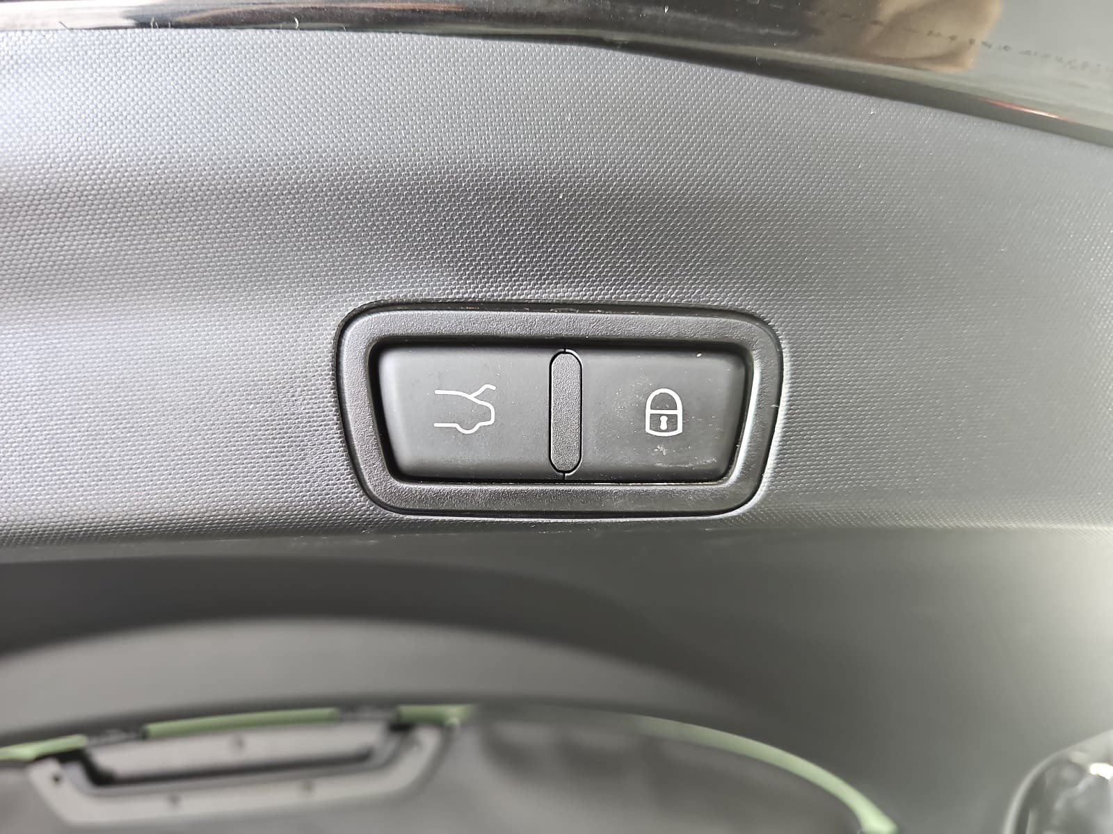 Used 2020 Black Alfa Romeo Base image 13