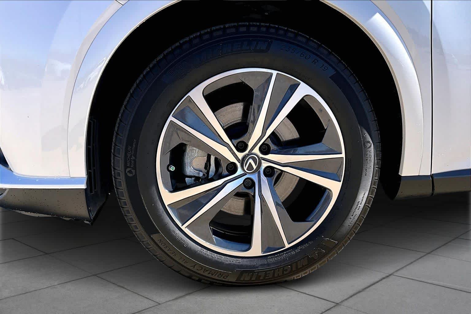 Used 2025 Eminent White Pearl Lexus Premium image 11