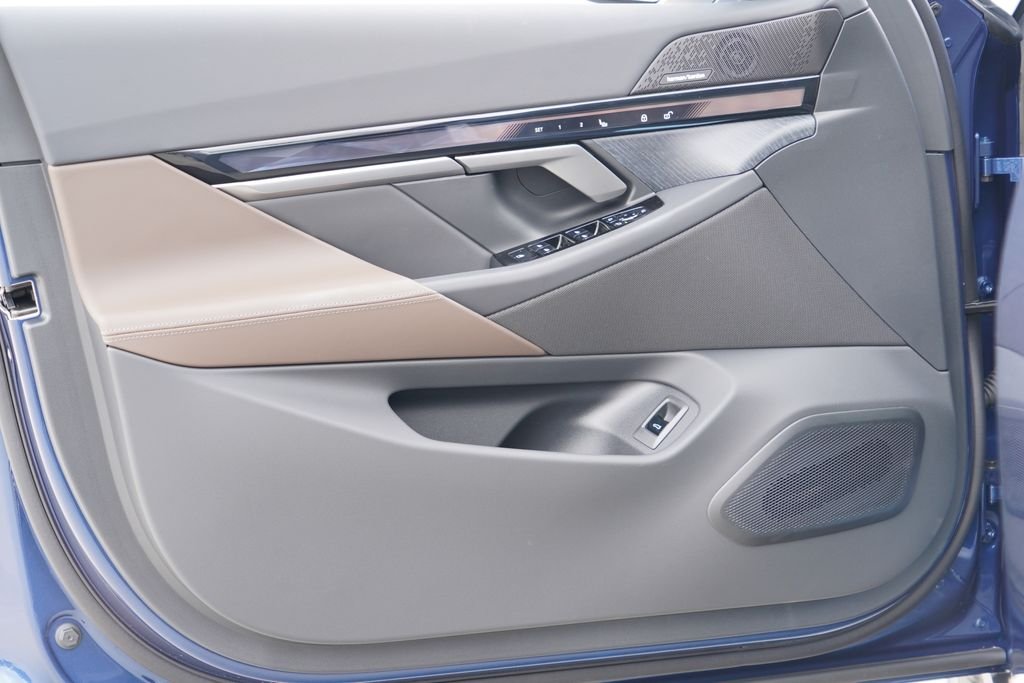 New 2027 Phytonic Blue Metallic BMW eDrive40 image 9