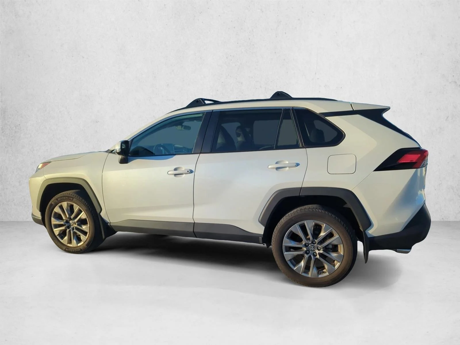 Used 2024 Wind Chill Pearl Toyota XLE Premium image 6