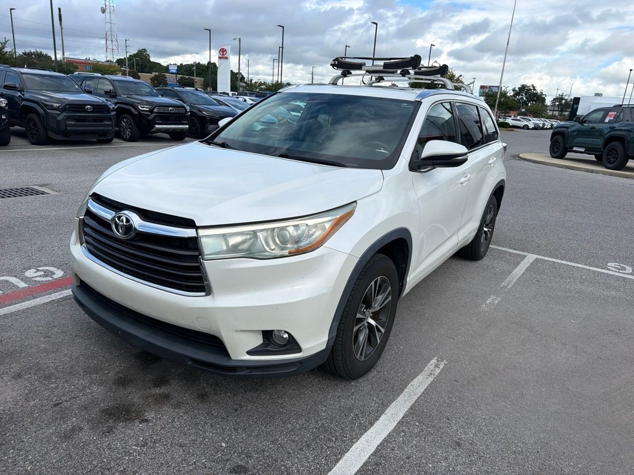 Used 2016 White Toyota XLE V6 image 1