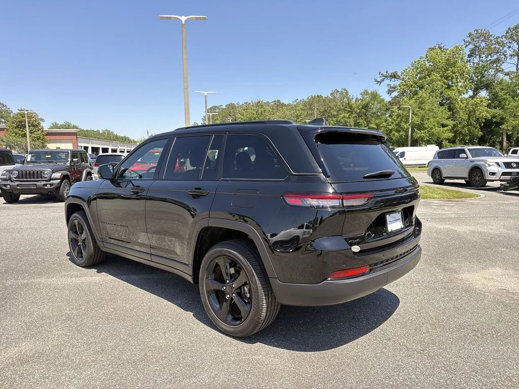 Used 2023 Diamond Black Jeep Altitude X image 6