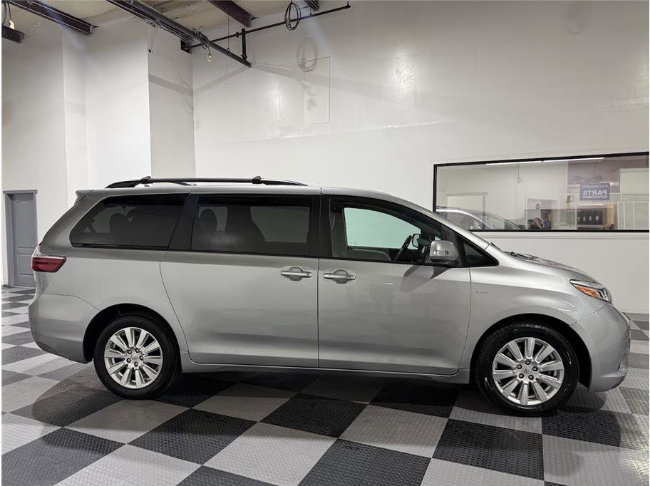 2017 Toyota Sienna Limited Premium photo 4