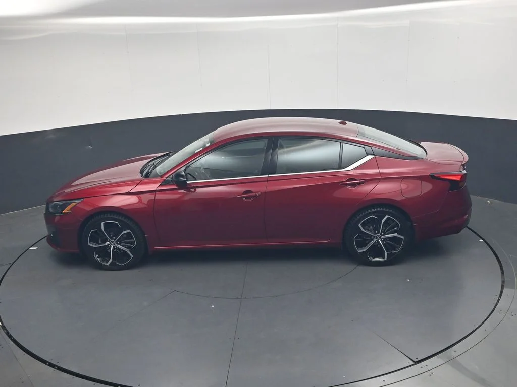 Used 2023 Red Nissan 2.5 SR image 31