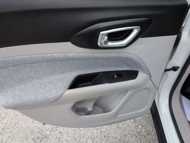 Used 2022 White Jeep Latitude image 24