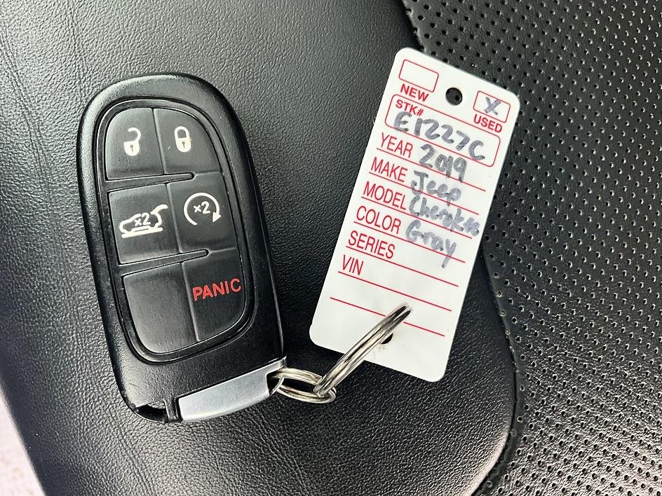 Used 2019 Gray Jeep Limited image 37