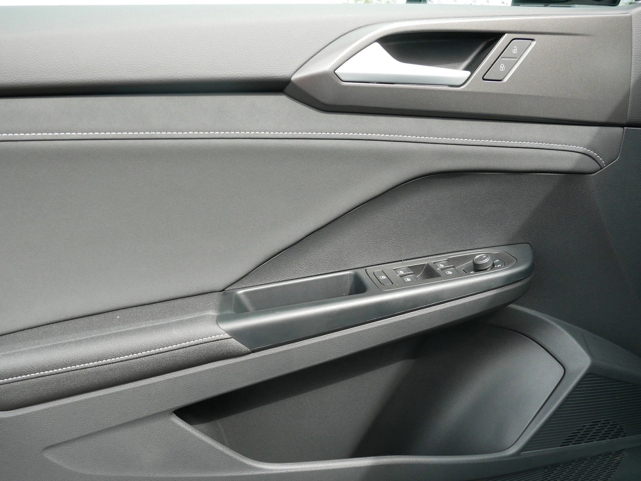 New 2026 Bright Moss Green Metallic/Deep Black Roof Volkswagen SE Black image 5
