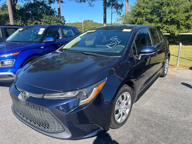Used 2022  Toyota LE image 3