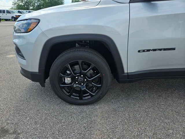 New 2026 Silver Zynith Metallic Clear-Coat Exterior Paint Jeep Latitude image 27