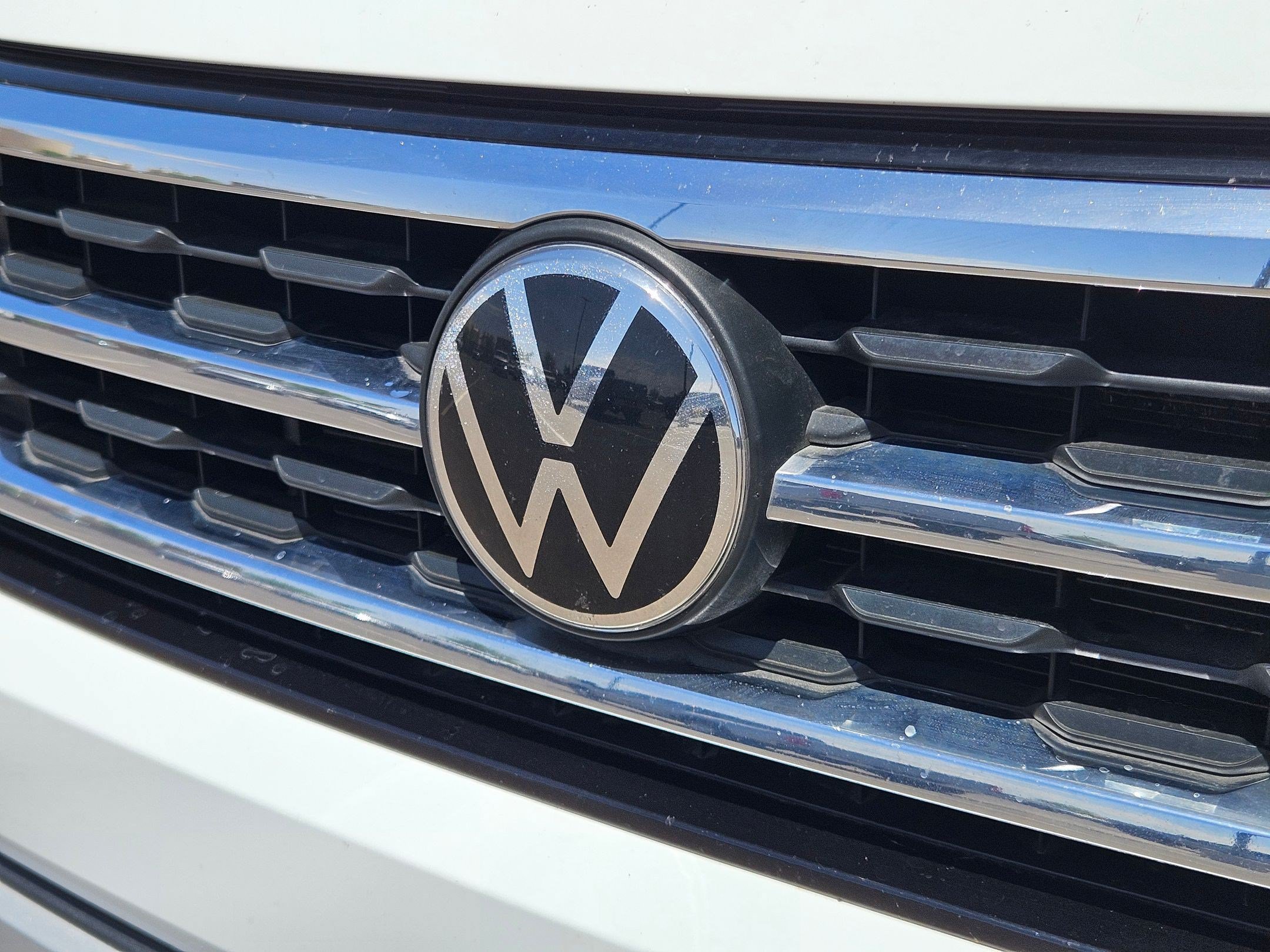 Used 2022 White Volkswagen 3.6L V6 SE w/Technology image 10