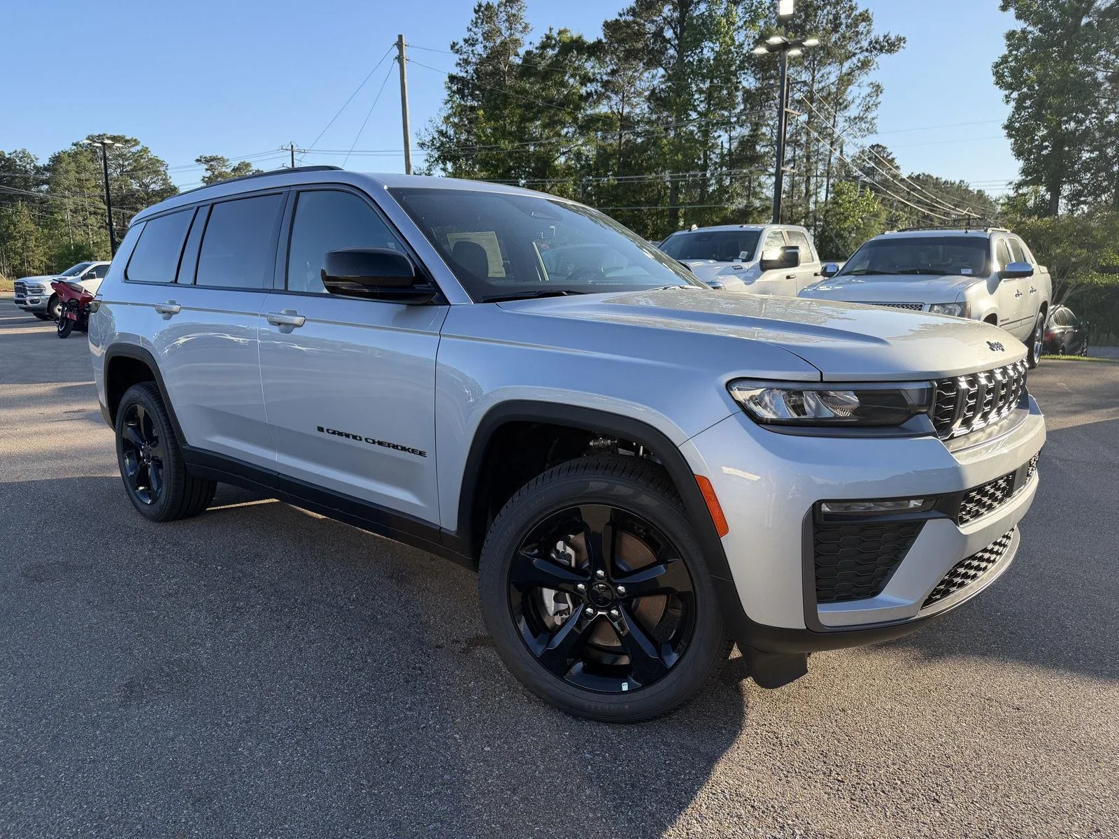 New 2026 Silver Zynith Exterior Paint Jeep Limited image 3