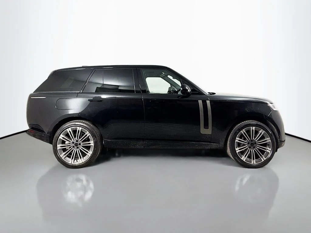 New 2026 Santorini Black Land Rover SE image 4