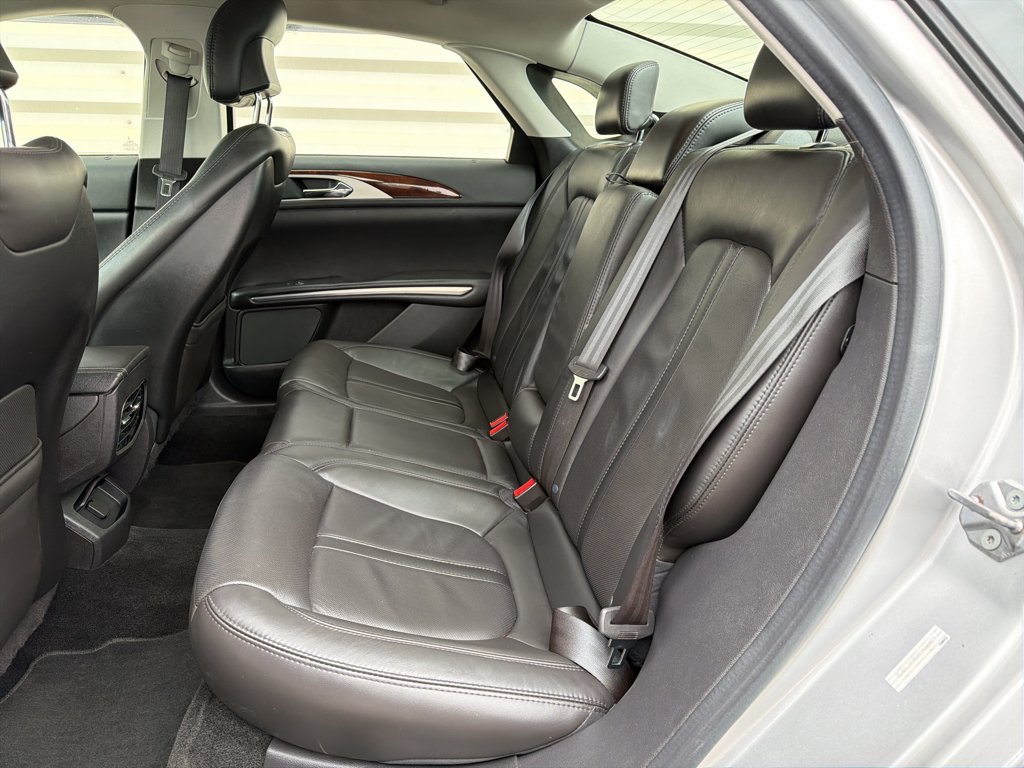 Used 2013 Silver Lincoln Base image 9