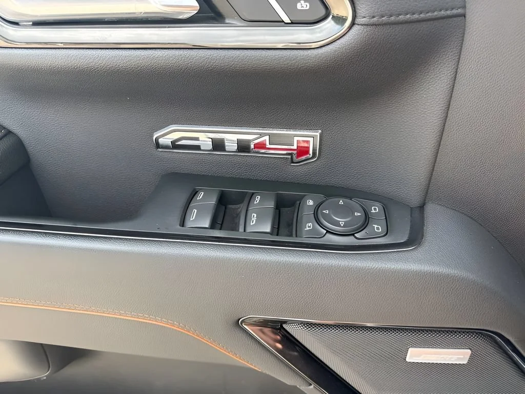 Used 2022 Summit White GMC AT4 image 31