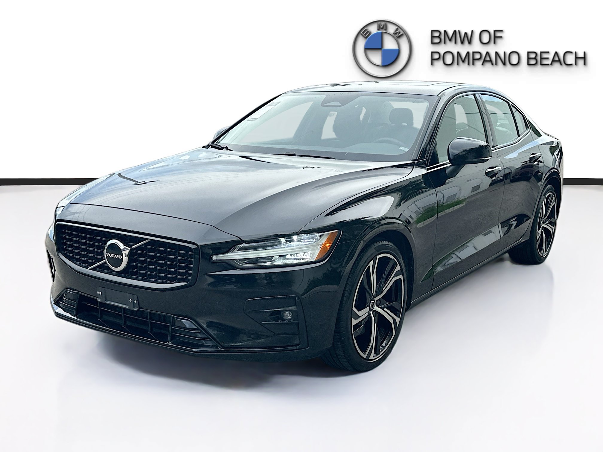 Used 2024 Onyx Black Metallic Volvo Core Dark Theme image 3