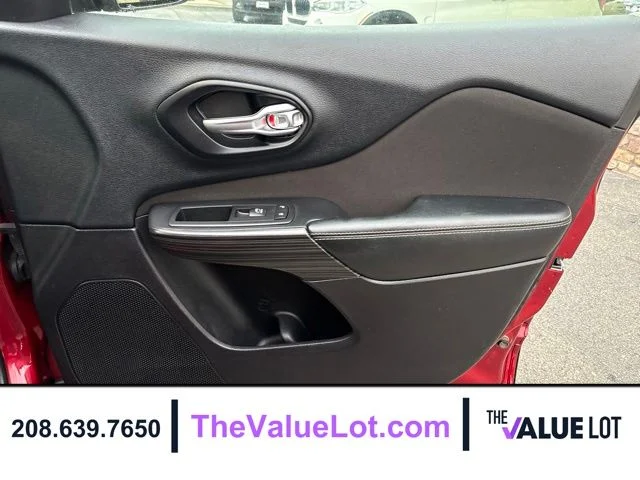 Used 2016 Red Jeep Latitude image 12