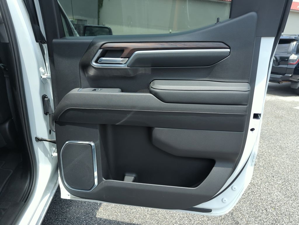 Used 2024 White GMC SLT image 28