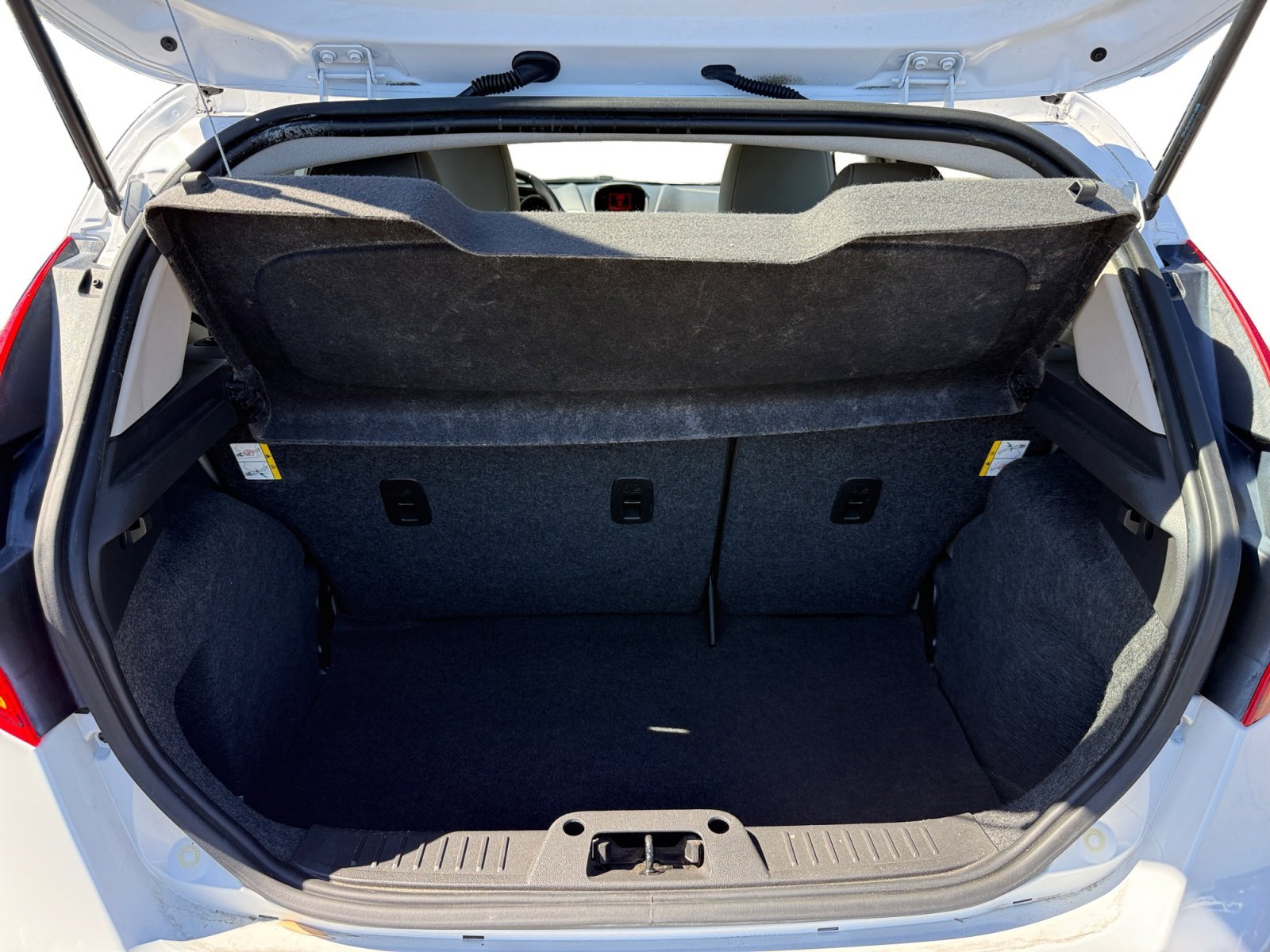 Used 2013 Oxford White Ford SE image 17