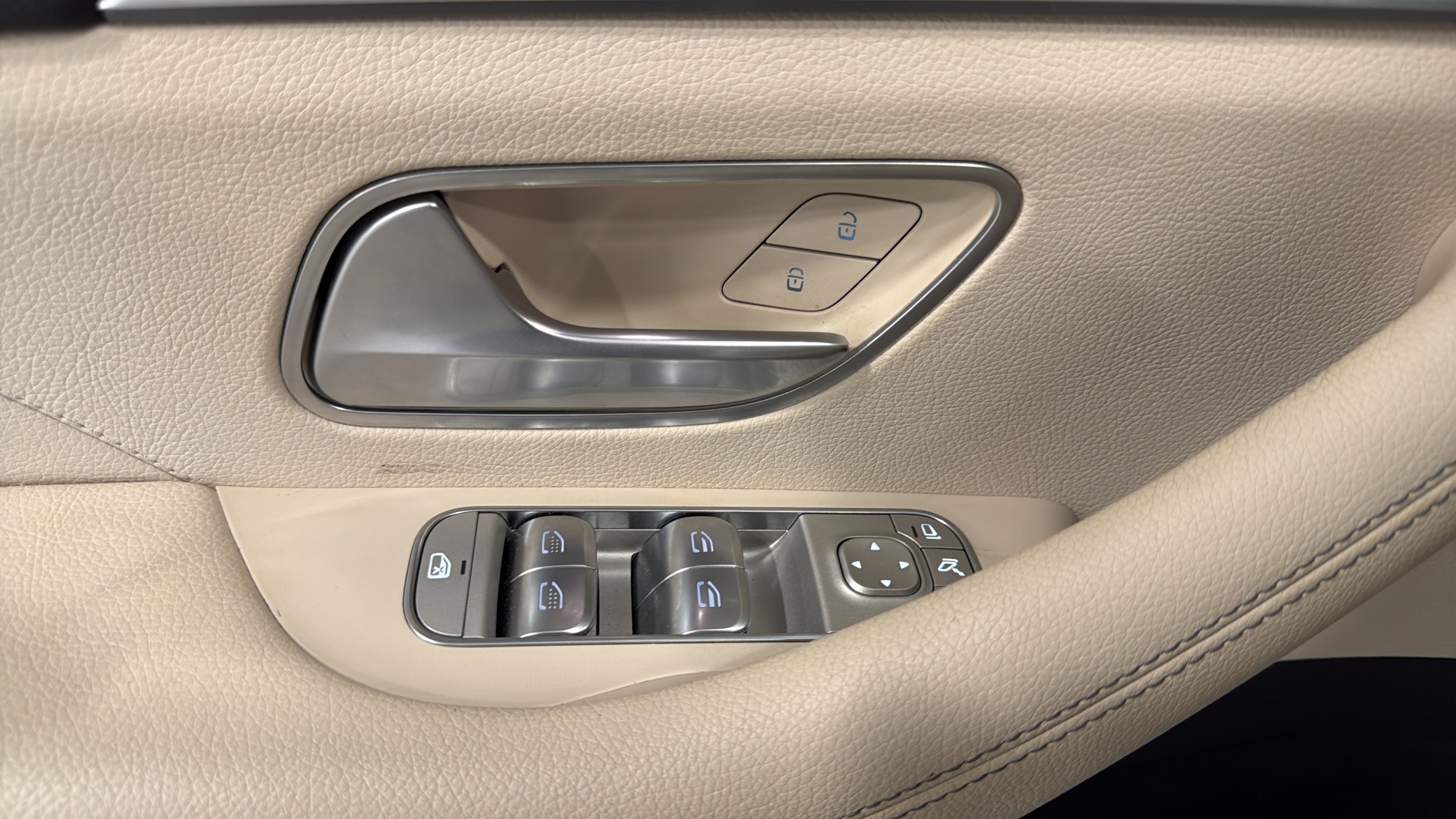 Certified Used 2023 MANUFAKTUR Diamond White Metallic Mercedes-Benz GLE 450 image 14