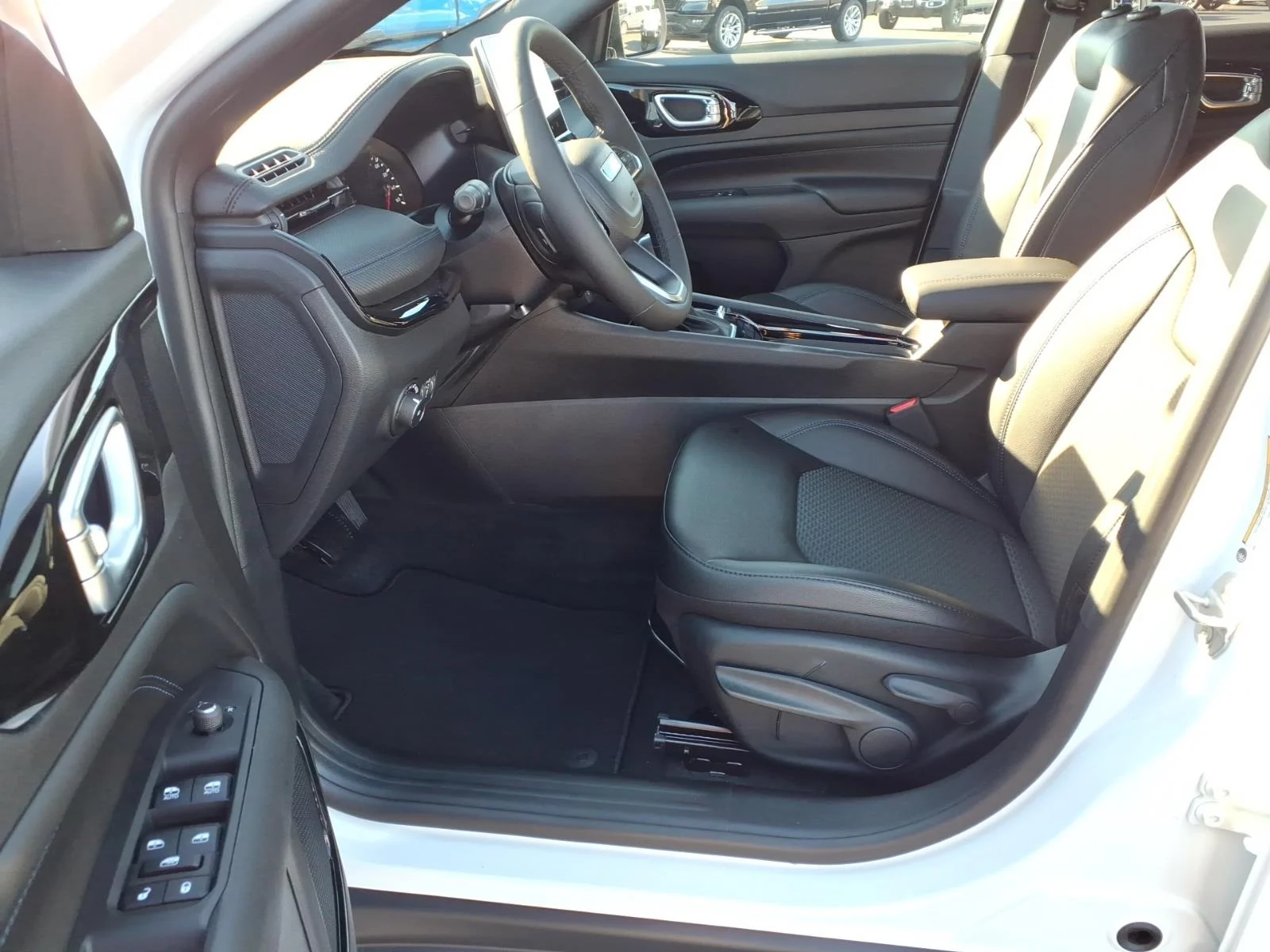 New 2026 Bright White Clear Coat Jeep Latitude Altitude image 13