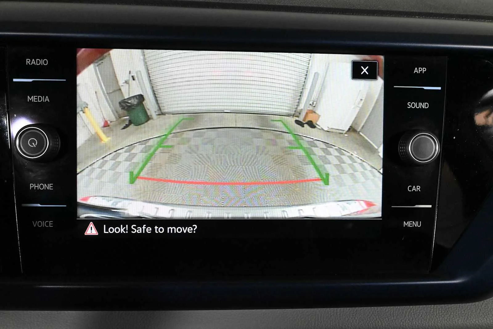 Certified Used 2022 Kings Red Metallic Volkswagen SE image 4