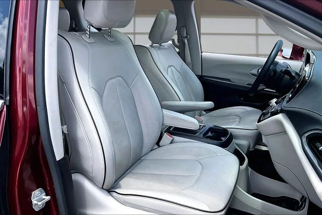 Used 2018 Red Chrysler Limited image 7