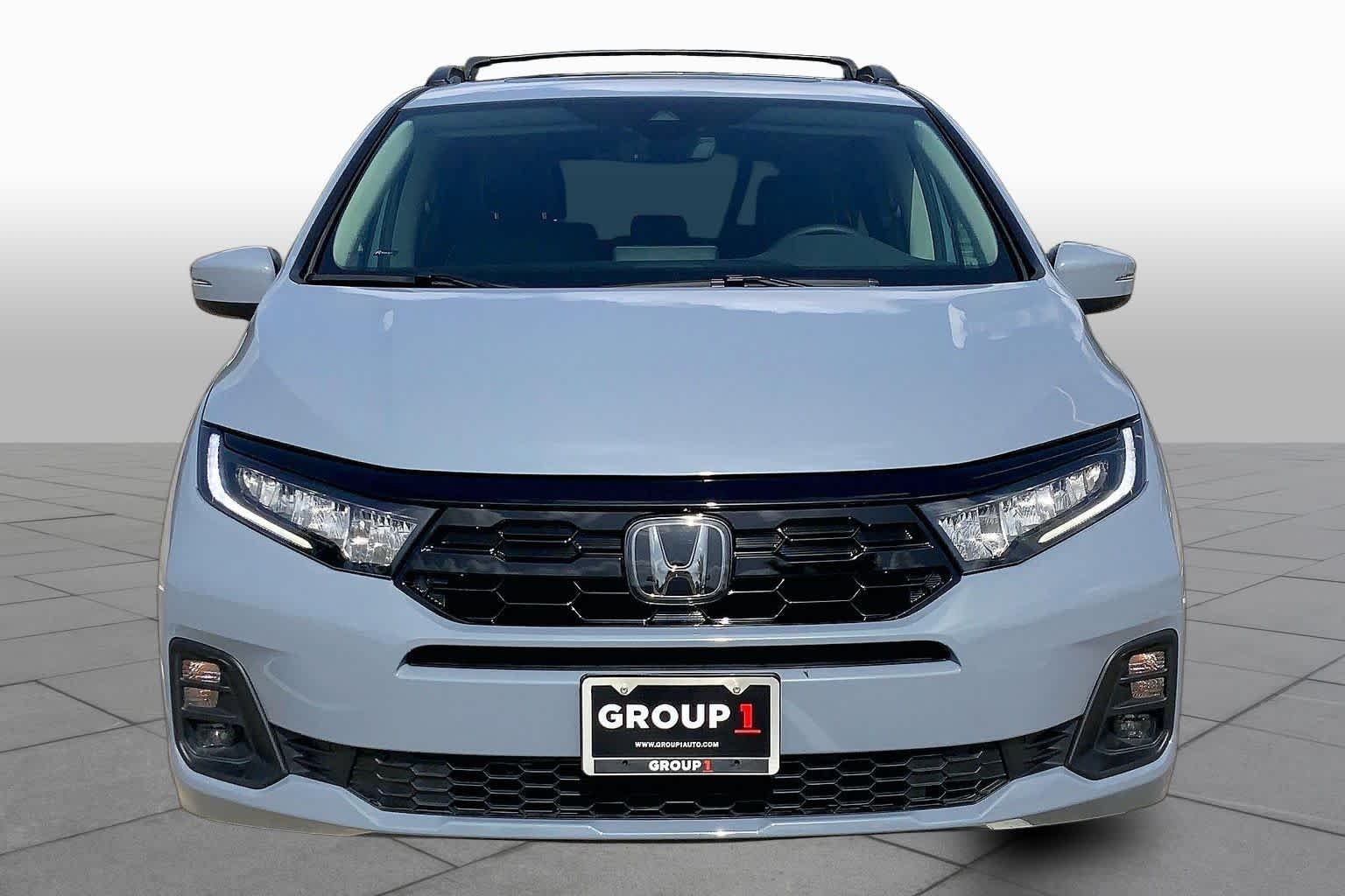 Used 2025 Sonic Gray Pearl Honda Touring image 4