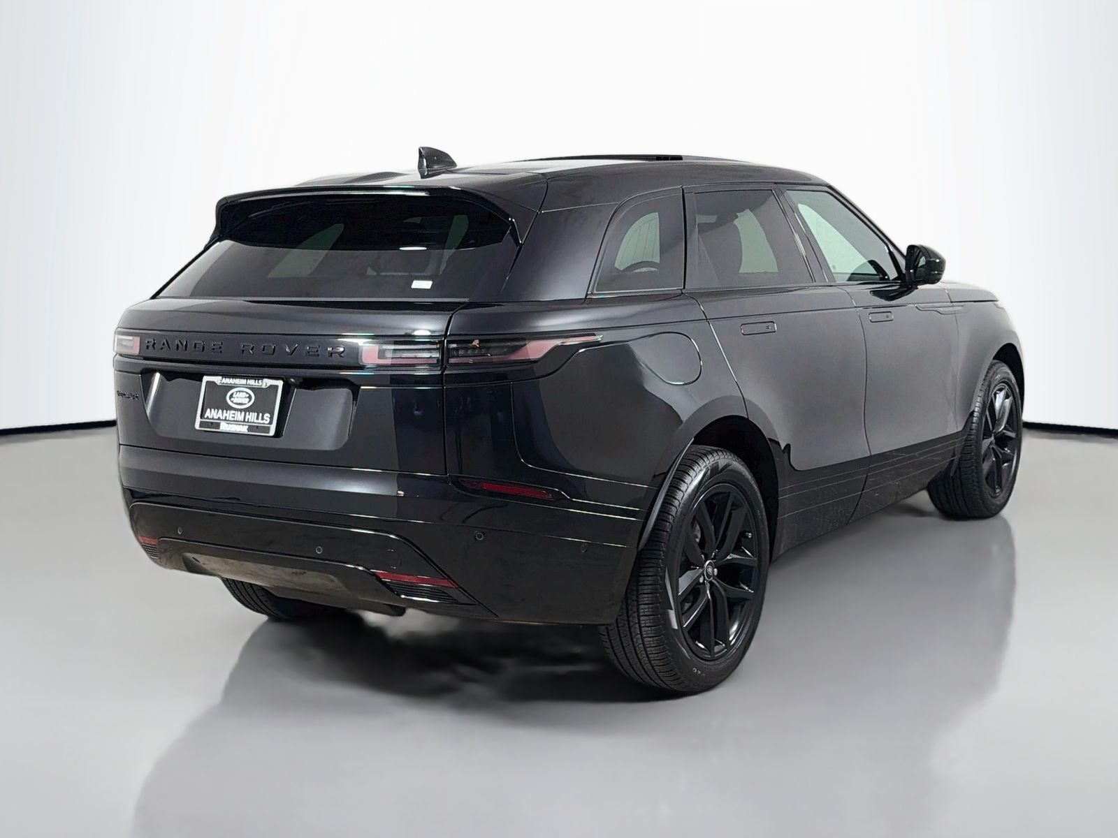 Used 2026 Santorini Black Metallic Land Rover Dynamic SE image 5