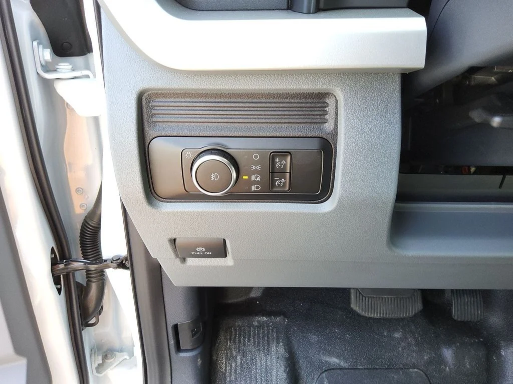 New 2025 Oxford White Ford XL image 8