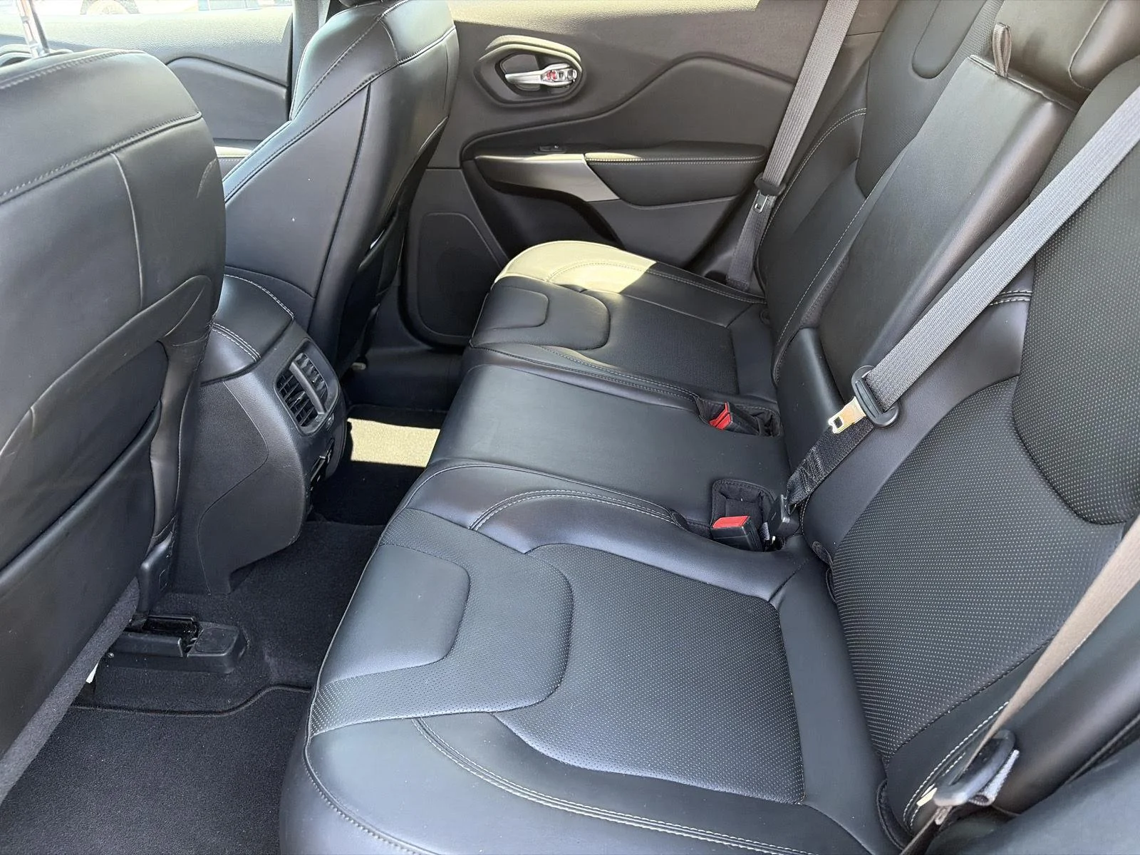 Used 2020 Diamond Black Crystal Pearlcoat Jeep Limited image 18